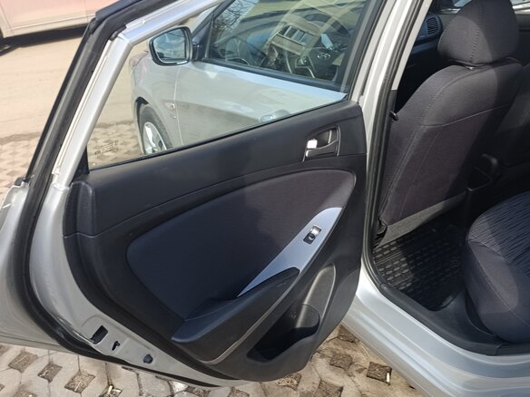 2016 Hyundai Solaris I Рестайлинг, серебристый, 820000 рублей - вид 6