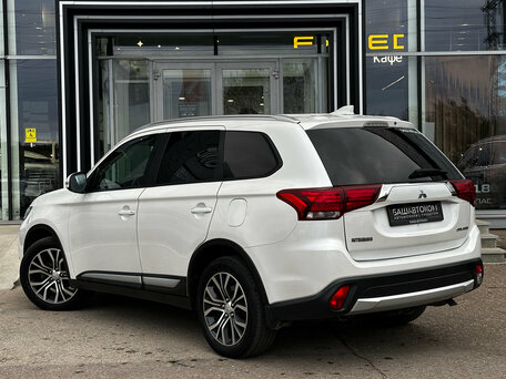 2017 Mitsubishi Outlander III Рестайлинг 2, белый, 1840000 рублей, вид 5