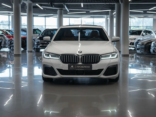 2021 BMW 5 серии 520i VII (G30/G31/G38) Рестайлинг, белый, 3350000 рублей, вид 3