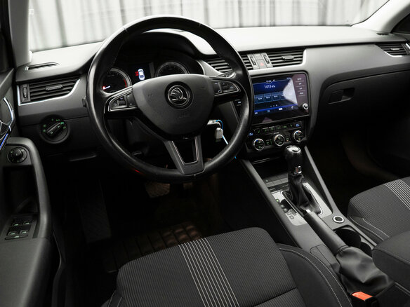 2017 Skoda Octavia III (A7) Рестайлинг, белый, 2120000 рублей - вид 8