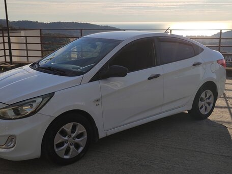 2014 Hyundai Solaris I, белый, 750000 рублей, вид 3