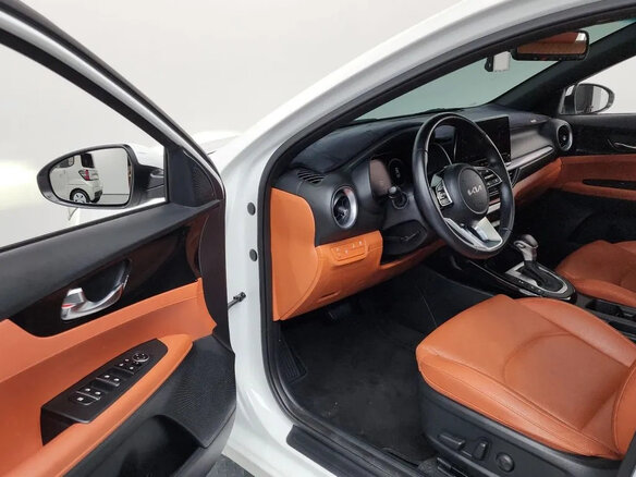 2022 Kia K3 II Рестайлинг, белый, 2000000 рублей - вид 10
