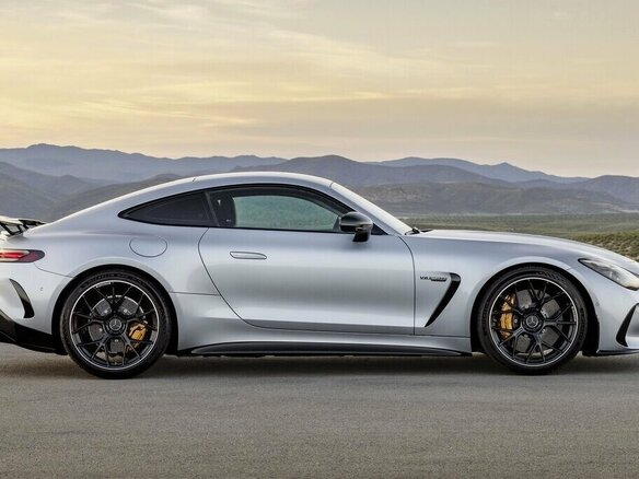 2024 Mercedes-Benz AMG GT 63 S E Performance II, серебристый, 31100000 рублей - вид 2