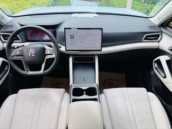 2025 BYD Yuan Up 32 kWh, белый - вид 12