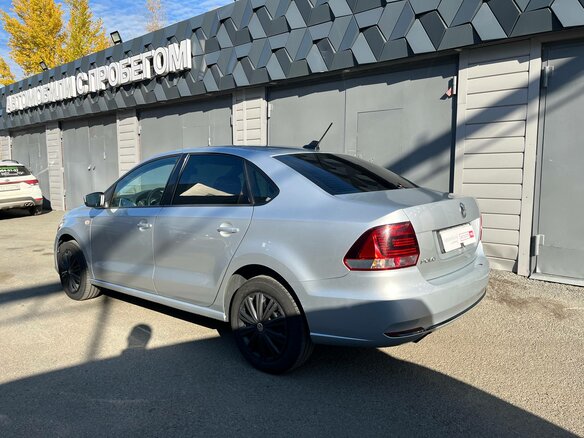 2017 Volkswagen Polo V Рестайлинг, серебристый, 933910 рублей - вид 6