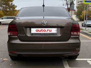 2017 Volkswagen Polo V Рестайлинг, коричневый, 890000 рублей, вид 3
