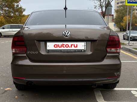 2017 Volkswagen Polo V Рестайлинг, коричневый, 890000 рублей, вид 3