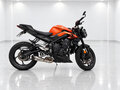 2024 Triumph Street Triple, оранжевый, 1229609 рублей - вид 3