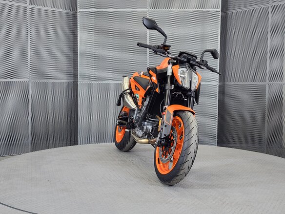 2023 KTM 890 Duke GP, оранжевый, 899000 рублей - вид 2