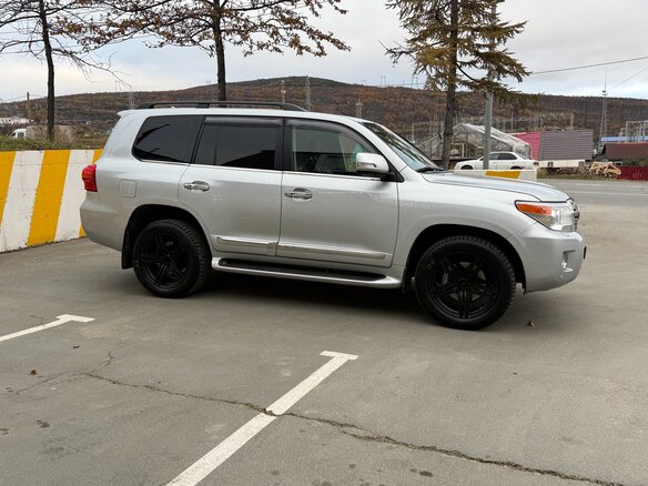 2014 Toyota Land Cruiser 200 Series Рестайлинг 1, серый, 5000000 рублей - вид 2