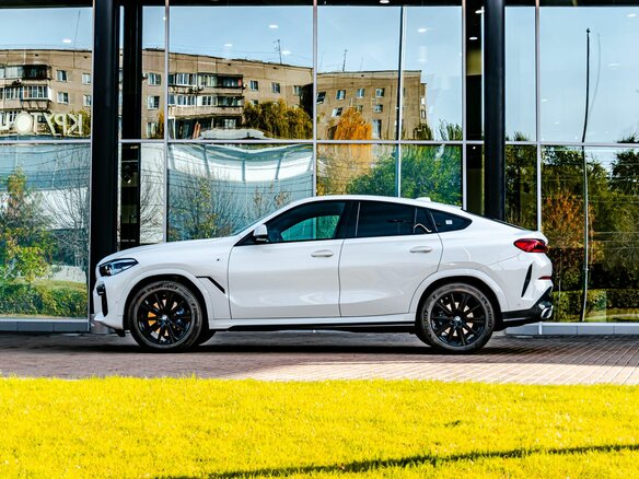 2022 BMW X6 30d III (G06), белый, 8350000 рублей - вид 6