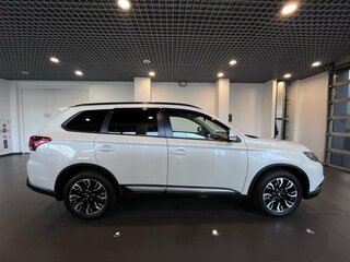 2021 Mitsubishi Outlander III Рестайлинг 3, белый, 2740000 рублей, вид 2