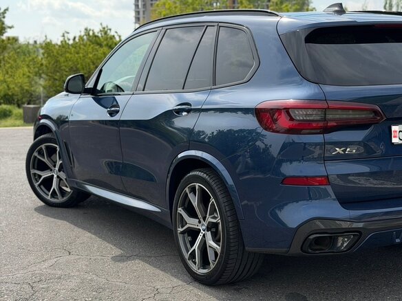 2020 BMW X5 40i IV (G05/G18), синий, 6500000 рублей - вид 6