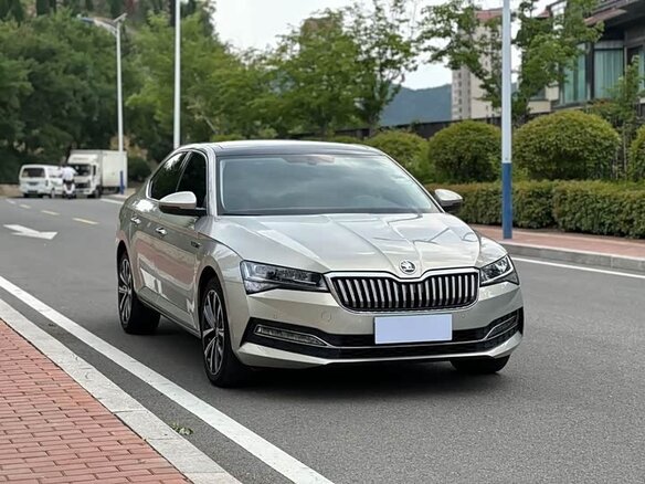 2022 Skoda Superb III Рестайлинг, серебристый, 2120020 рублей - вид 2