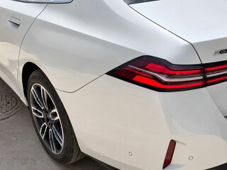 2026 BMW 5 серии Long 530Li xDrive VIII (G60/G61/G68), белый, 8390000 рублей, вид 2