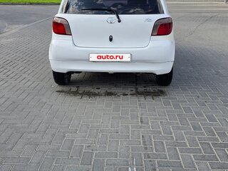 2001 Toyota Vitz I (P10), белый, 280000 рублей, вид 4