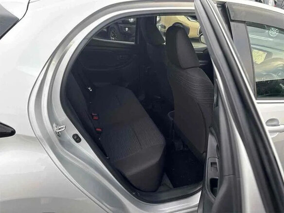 2021 Toyota Yaris IV, серебристый, 980000 рублей - вид 18