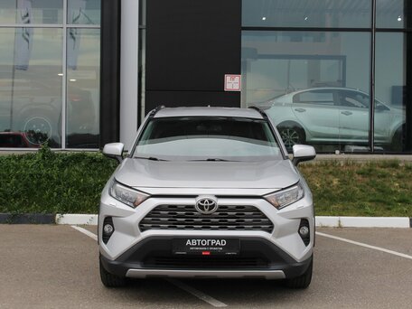 2021 Toyota RAV4 V (XA50), серебристый, 3350000 рублей, вид 2