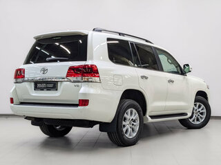 2017 Toyota Land Cruiser 200 Series Рестайлинг 2, белый, 8300000 рублей, вид 5