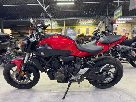 2017 Yamaha MT-07 (FZ-07), красный, 765000 рублей, вид 2
