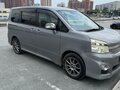 2012 Toyota Voxy II (R70) Рестайлинг, серый, 1600000 рублей - вид 3