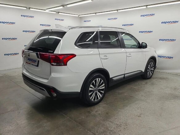 2020 Mitsubishi Outlander III Рестайлинг 3, белый - вид 2