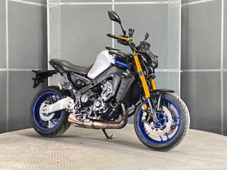 2023 Yamaha MT-09 (FZ-09), серебристый, 1149000 рублей, вид 2