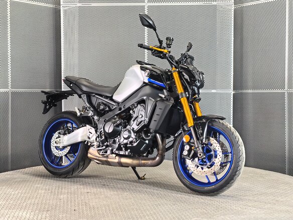 2023 Yamaha MT-09 (FZ-09), серебристый, 1149000 рублей - вид 1