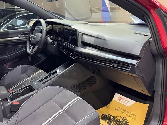 2023 Volkswagen Golf VIII, красный, 1740000 рублей - вид 7