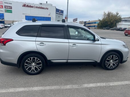2018 Mitsubishi Outlander III Рестайлинг 2, серебристый, 2090000 рублей, вид 2