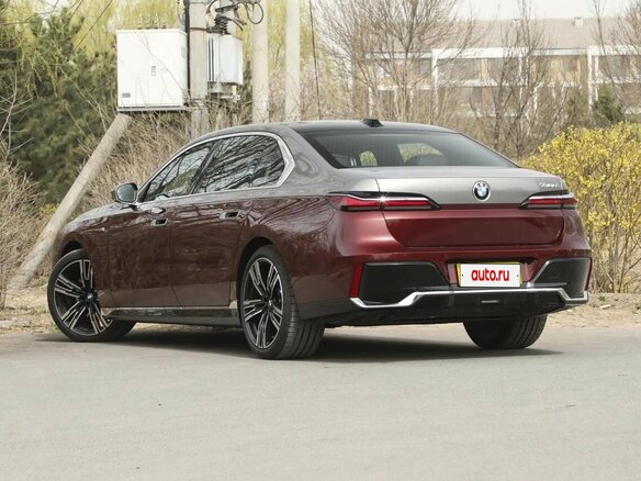 2025 BMW 7 серии 740i xDrive VII (G70), красный, 16760000 рублей - вид 5