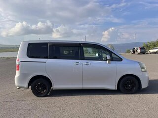 2007 Toyota Noah II (R70), серый, 1300000 рублей, вид 2