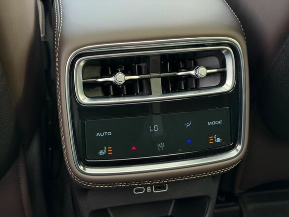 2026 Geely Monjaro I Рестайлинг 2 (China Market), чёрный, 4200000 рублей - вид 33