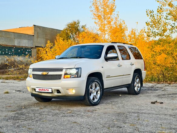 2012 Chevrolet Tahoe 6AT III, белый, 1750000 рублей - вид 1