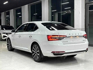 2022 Skoda Superb III Рестайлинг, белый, 1950000 рублей, вид 4