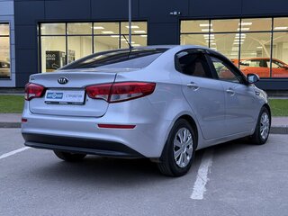 2015 Kia Rio III Рестайлинг, серебристый, 975000 рублей, вид 5