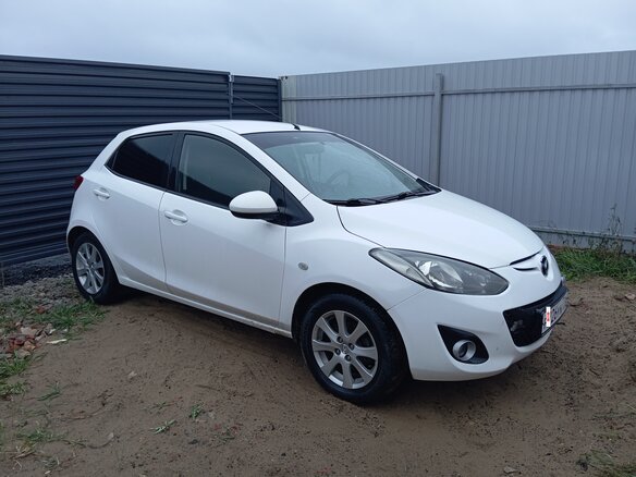 2012 Mazda 2 II Рестайлинг (DE2), белый, 750000 рублей - вид 2
