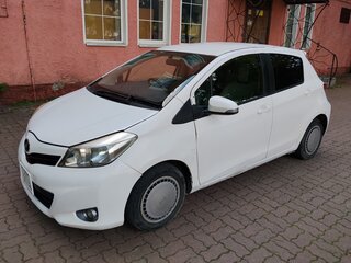 2011 Toyota Vitz III (XP130), белый, 350000 рублей, вид 2