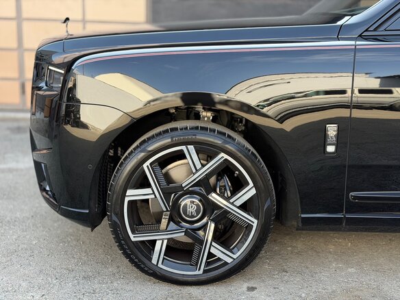 2024 Rolls-Royce Cullinan Black Badge I Рестайлинг (Series II), чёрный, 52700000 рублей - вид 13