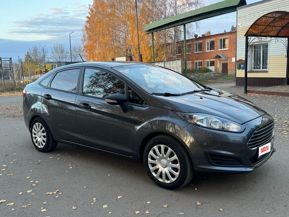 2017 Ford Fiesta Mk6 Рестайлинг, серый, 595000 рублей - вид 2