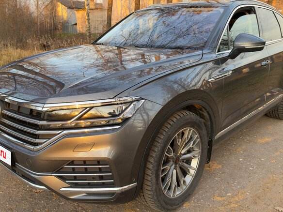 2018 Volkswagen Touareg III, серый, 5250000 рублей - вид 11
