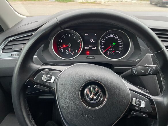 2019 Volkswagen Tiguan II, серебристый, 2800000 рублей - вид 12