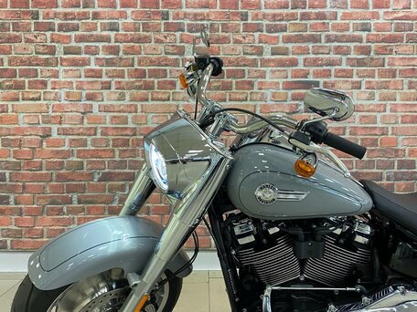 2024 Harley-Davidson Fat Boy, серый, 3500000 рублей, вид 4