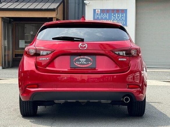 2017 Mazda Axela III Рестайлинг, красный, 980000 рублей - вид 4