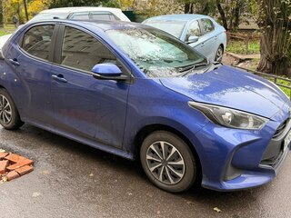 2021 Toyota Yaris IV, синий, 970000 рублей, вид 3