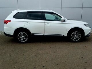 2018 Mitsubishi Outlander III Рестайлинг 2, белый, 1860000 рублей, вид 4