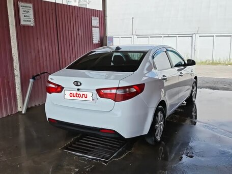 2013 Kia Rio III, белый, 600000 рублей, вид 3