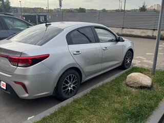 2018 Kia Rio IV, серебристый, 1250000 рублей, вид 3