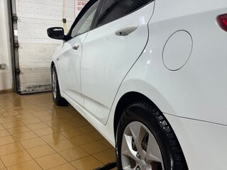 2014 Hyundai Solaris I Рестайлинг, белый, 900000 рублей, вид 2