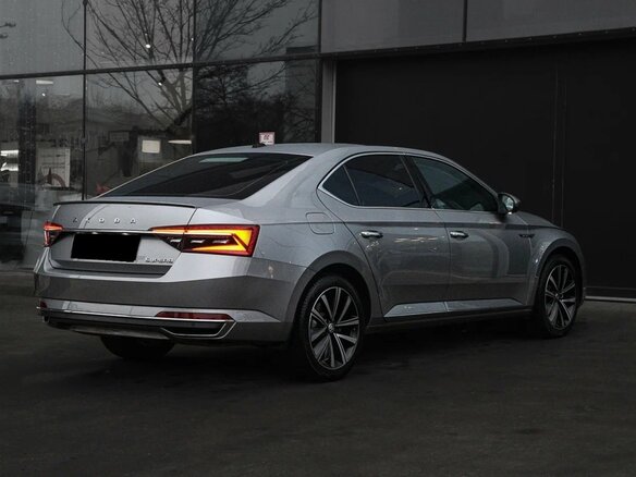 2023 Skoda Superb III Рестайлинг, серебристый, 2390000 рублей - вид 4
